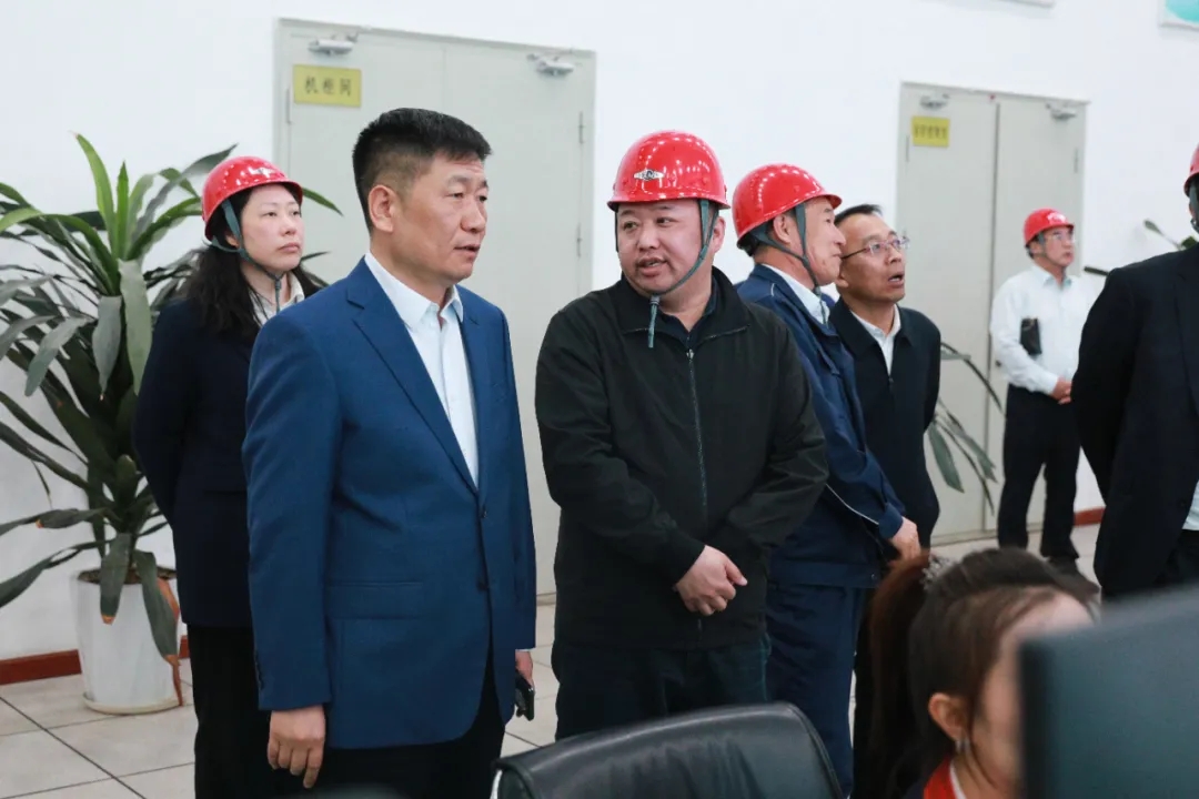 杨柳青陪同中化学华谊工程科技集团有限公司等企业领导在我公司参观交流